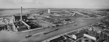 25636 Panorama van het noordwestelijk deel van Utrecht, over het industrieterrein Lage Weide, vanaf de schoorsteen bij ...